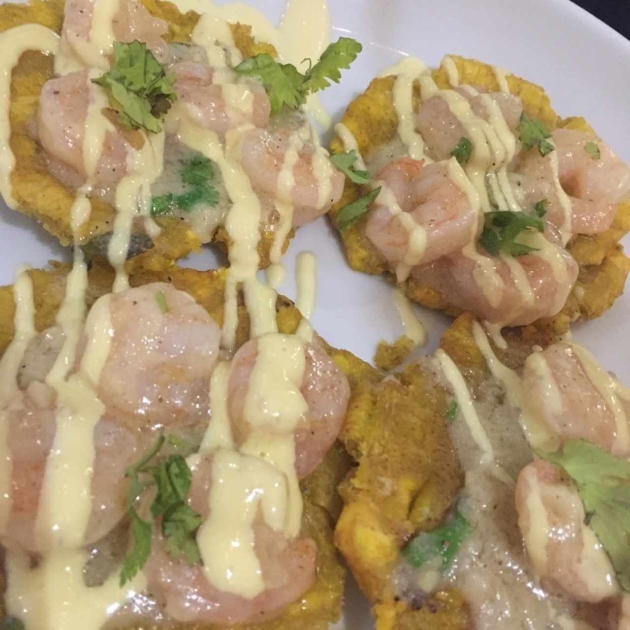 Patacones con camarones al ajillo
