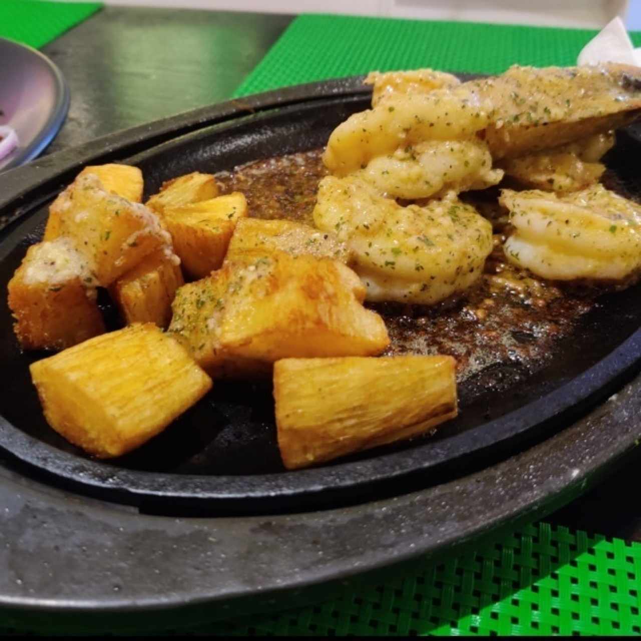 Camarones al Ajillo yuca frita