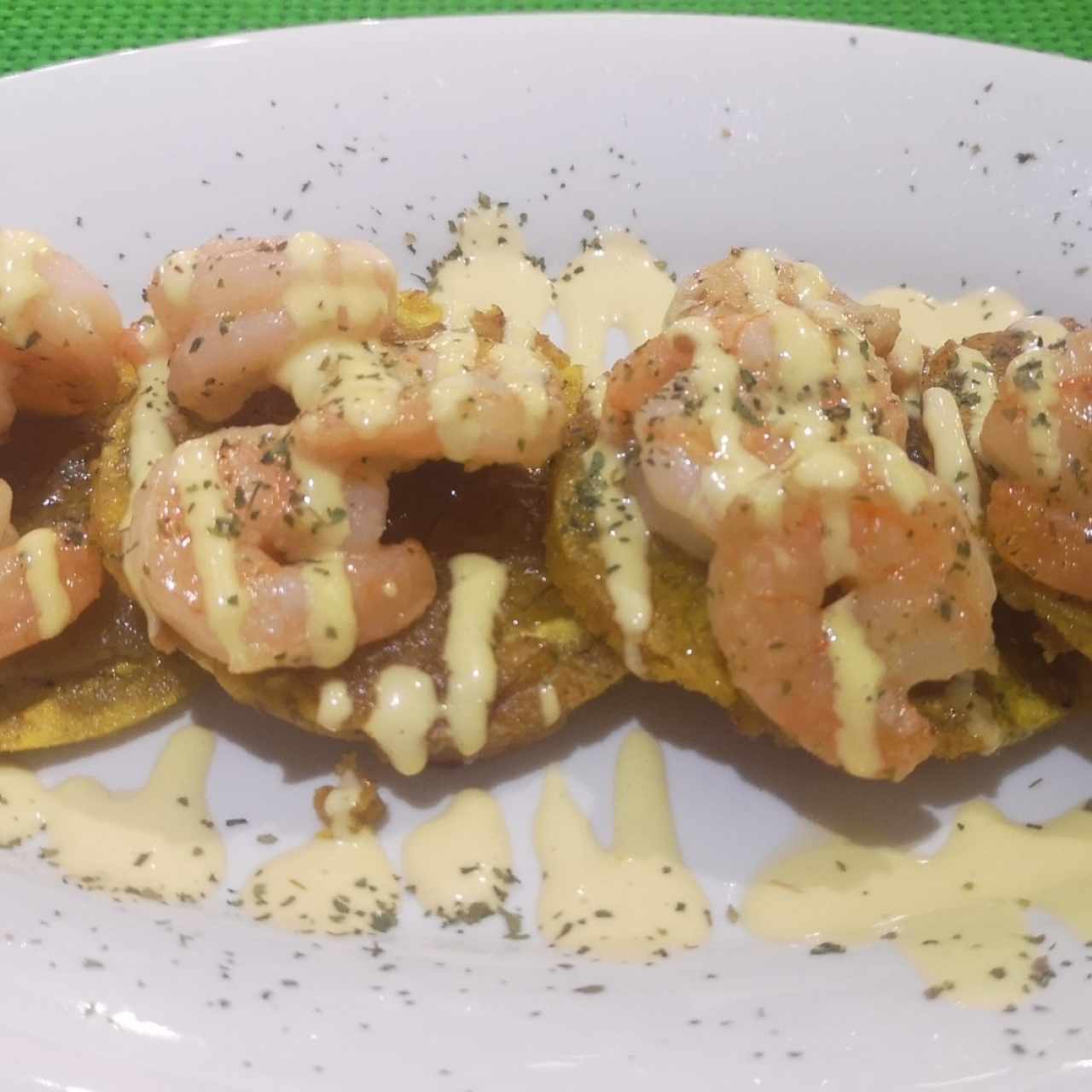 Patacones con camarones al ajillo lo recomiendo