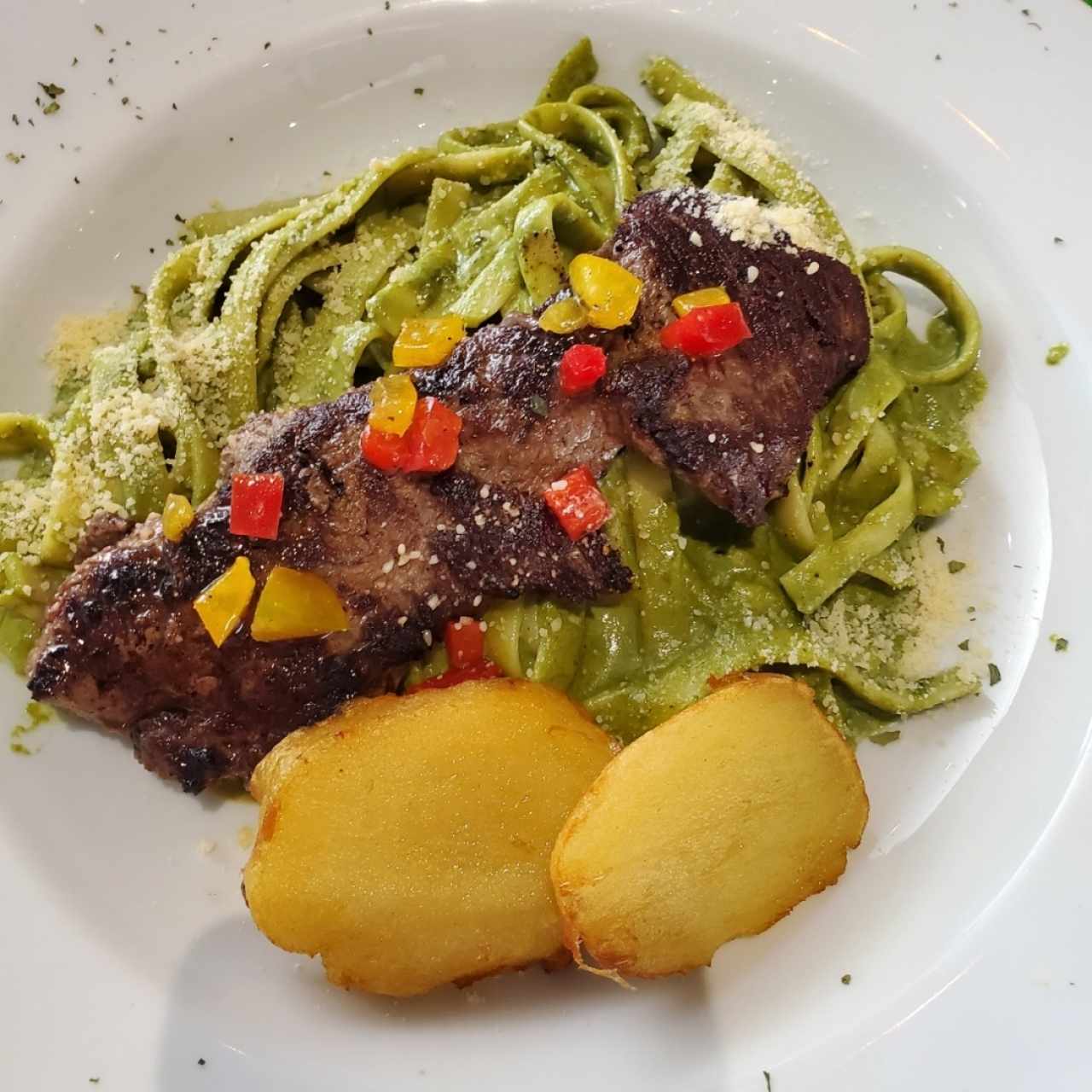 Tallarines Verde con Churrasco