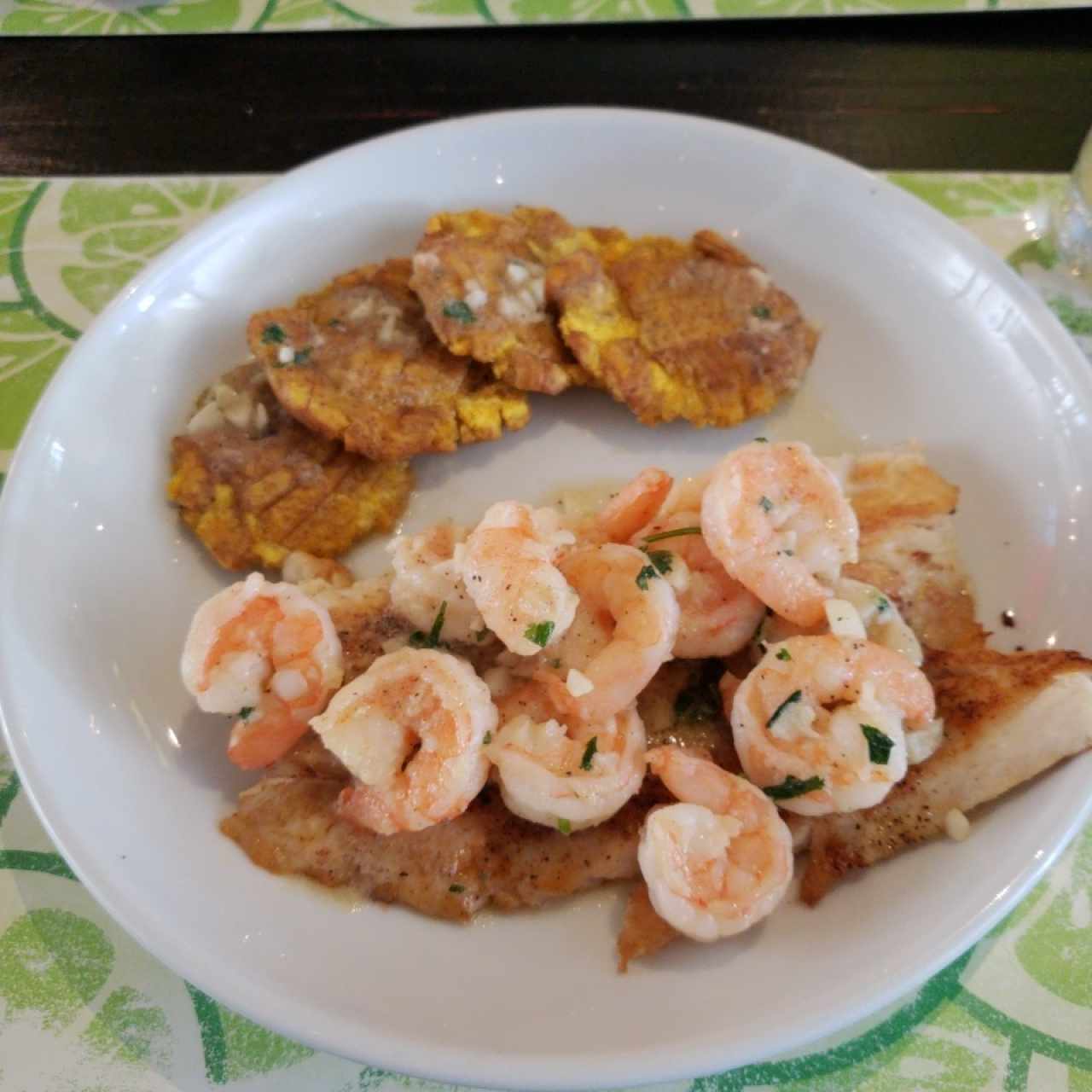 corvina al ajillo con camarones