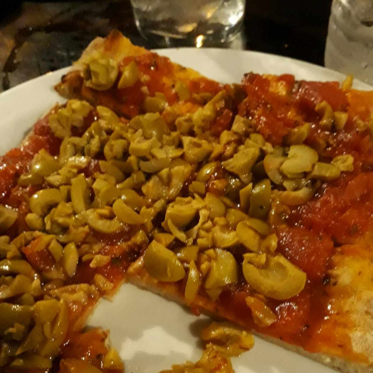 pizza común con aceitunas 