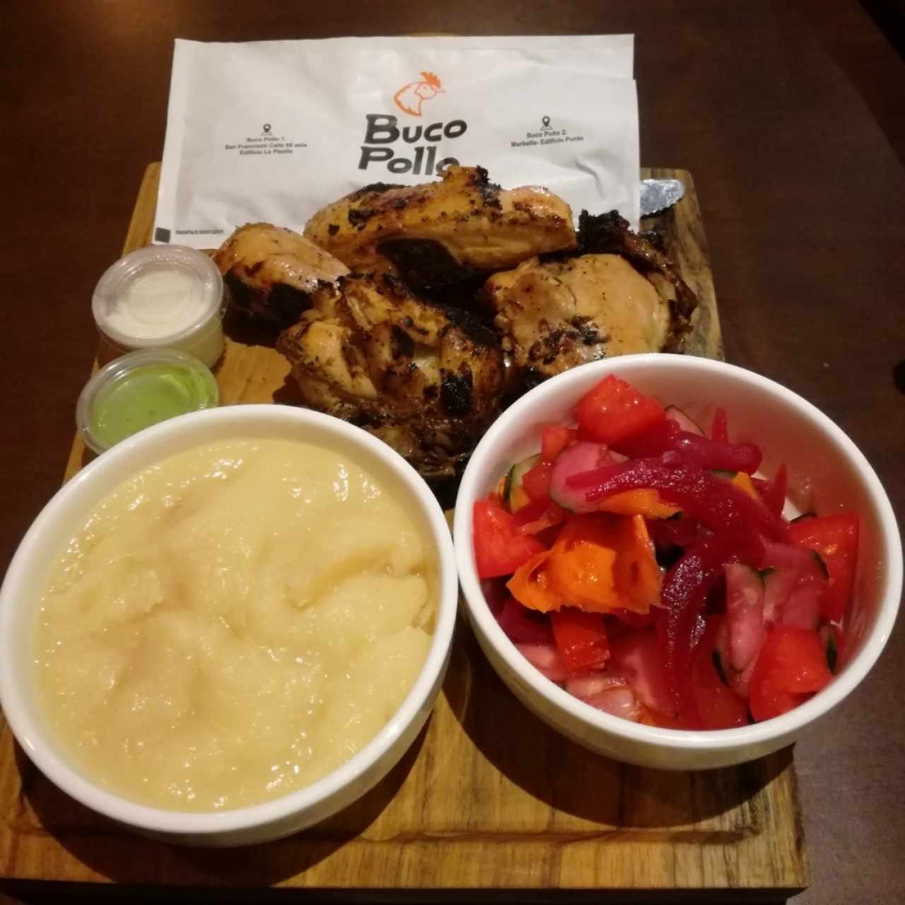 medio pollo con ensalada y yuca