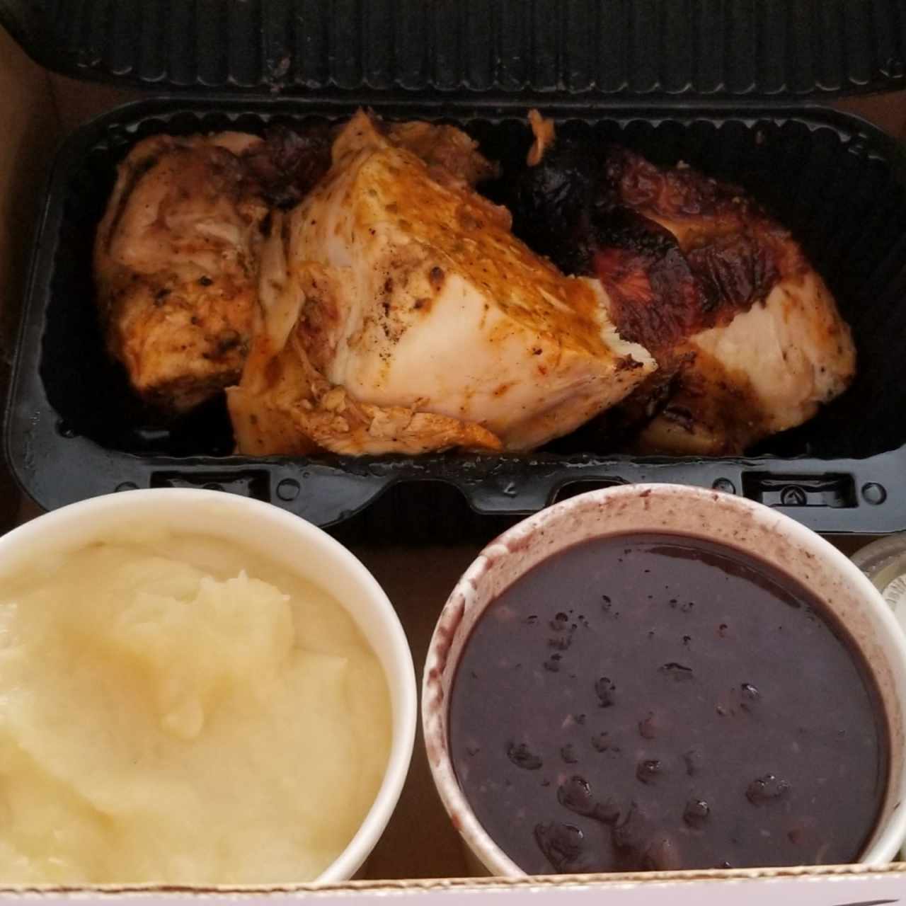 medio pollo con yuca y frijoles