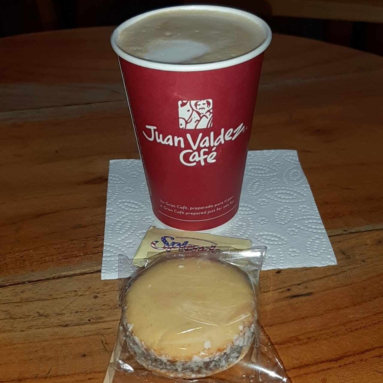 Cafe Latte y un alfajore