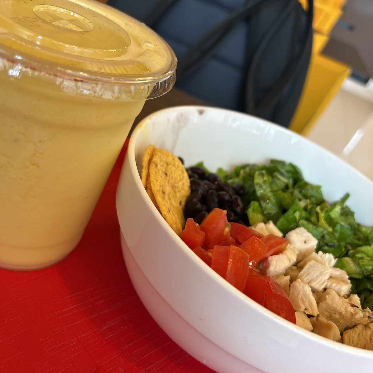 Chipotle Chicken Bowl y Wake Up Call smoothie