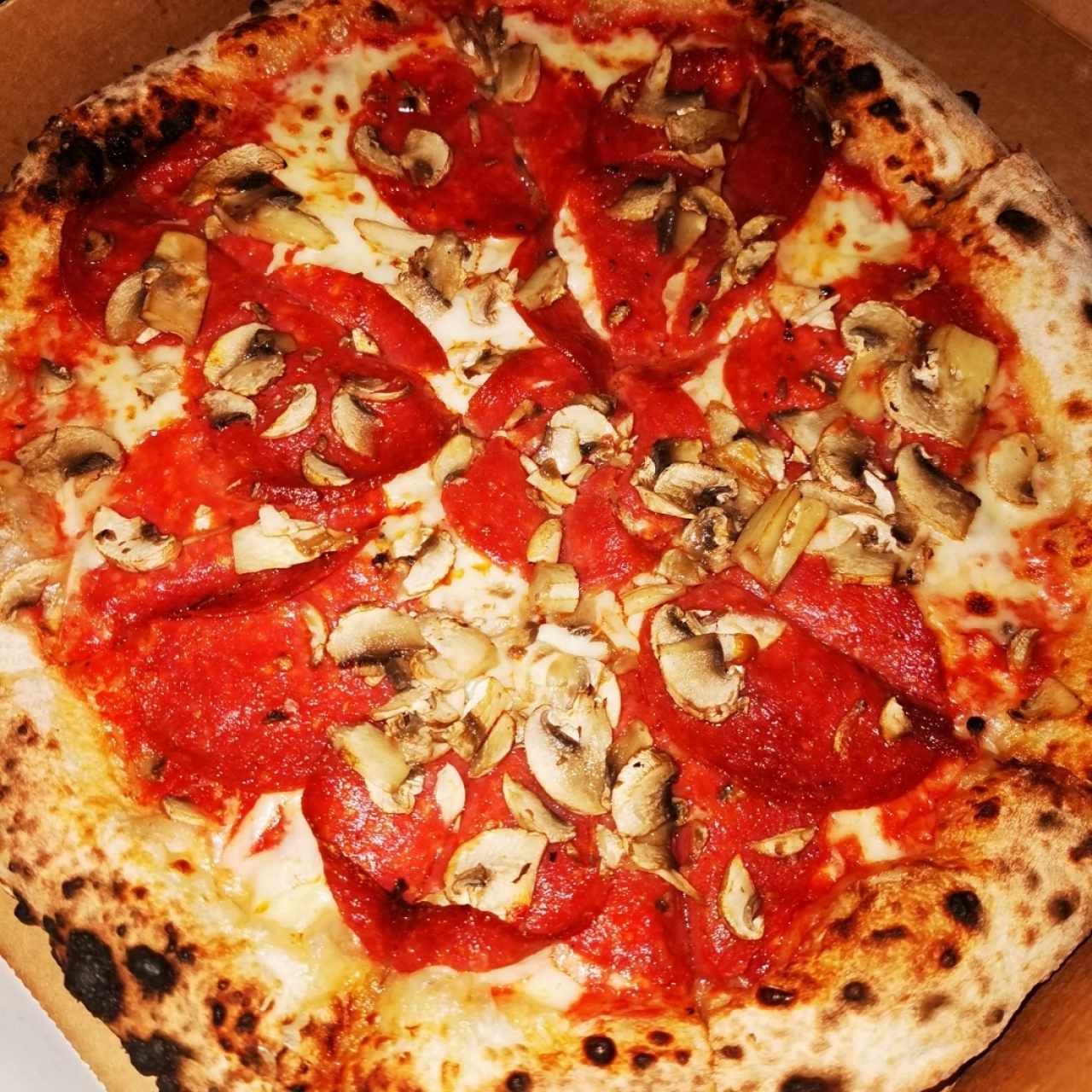 pizza de peperoni con champiñones