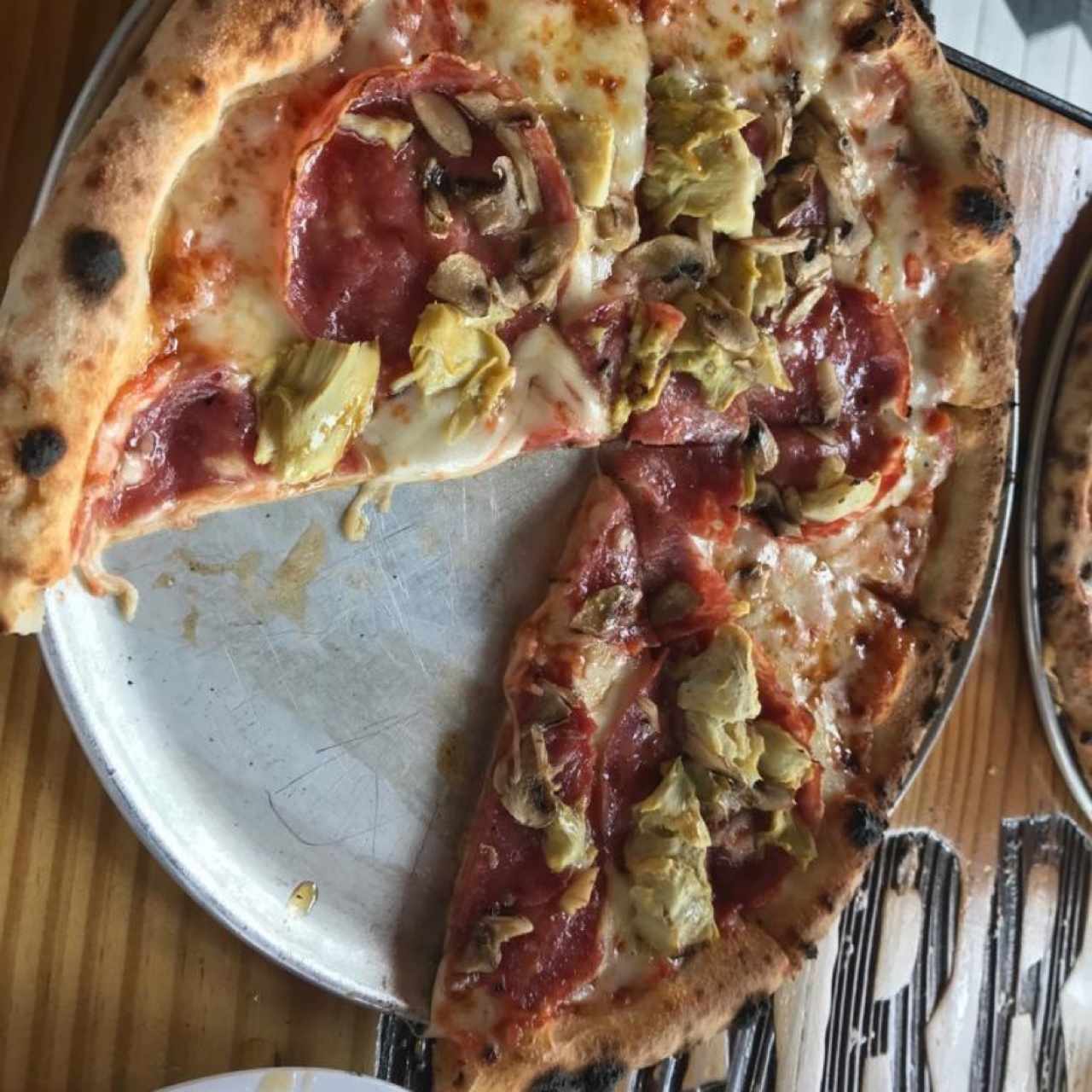 Pizza de Soppressata con Alcachofas y Hongos