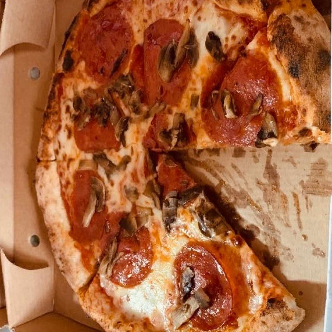 Pizza Pepperoni y Hongos con Miel Picante
