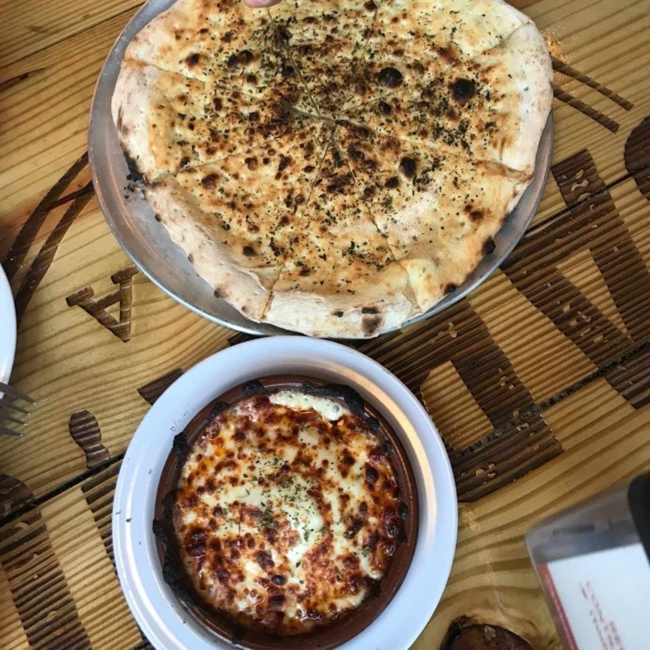 Queso fundido y Focaccia 