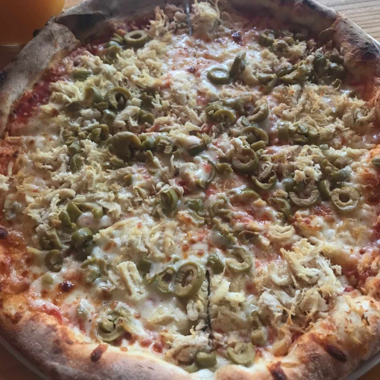pizza d pollo y aceitunas verdes 