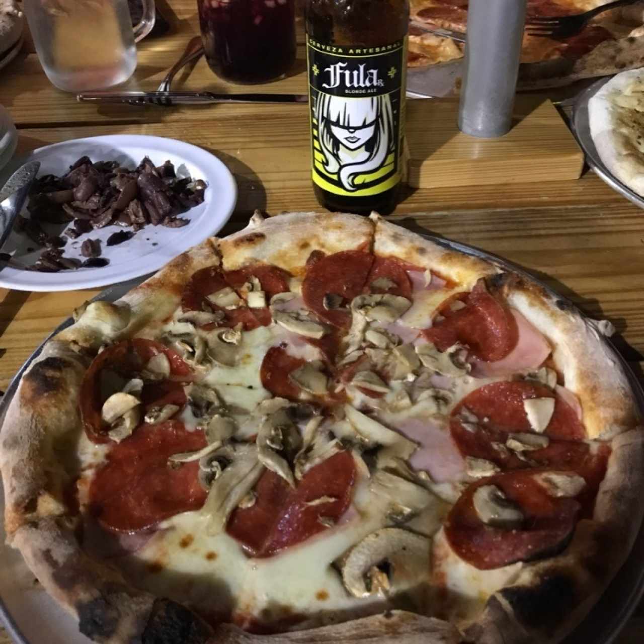 pizza de peperoni con hongos y cerveza Fula de Casa Bruja