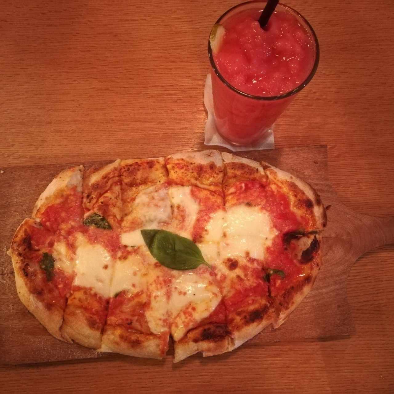 Pizza Margarita con jugo de fresandia