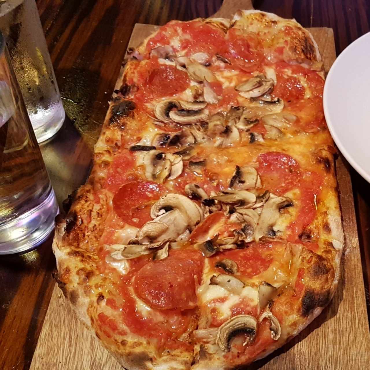 pizza de pepperoni con hongos 