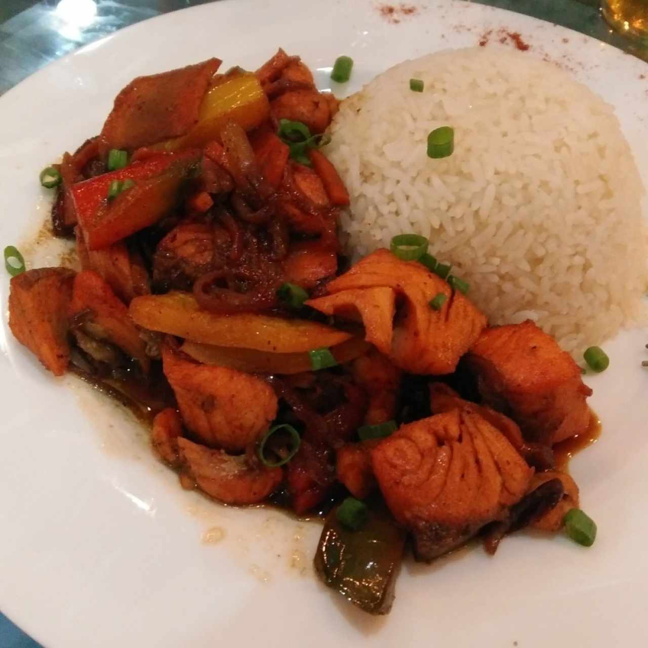 Salmón con vegetales salteados al wok y arroz blanco.