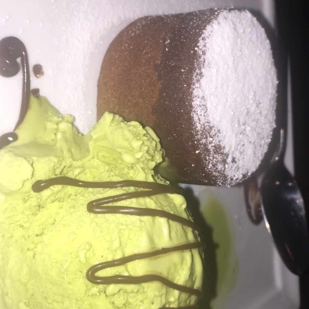 lava cake con helado de te verde