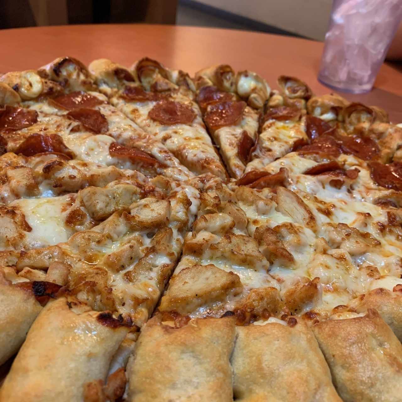 pizza familiar de peperoni y pollo con bordes de queso