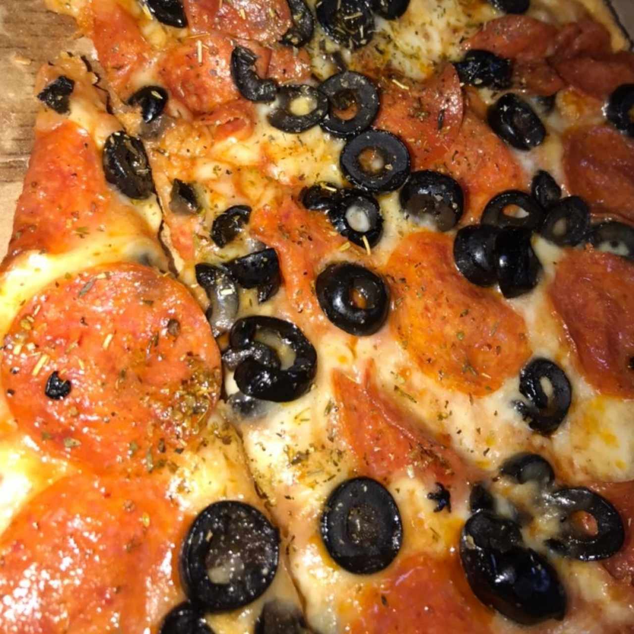 Pizza de Peperoni con aceitunas