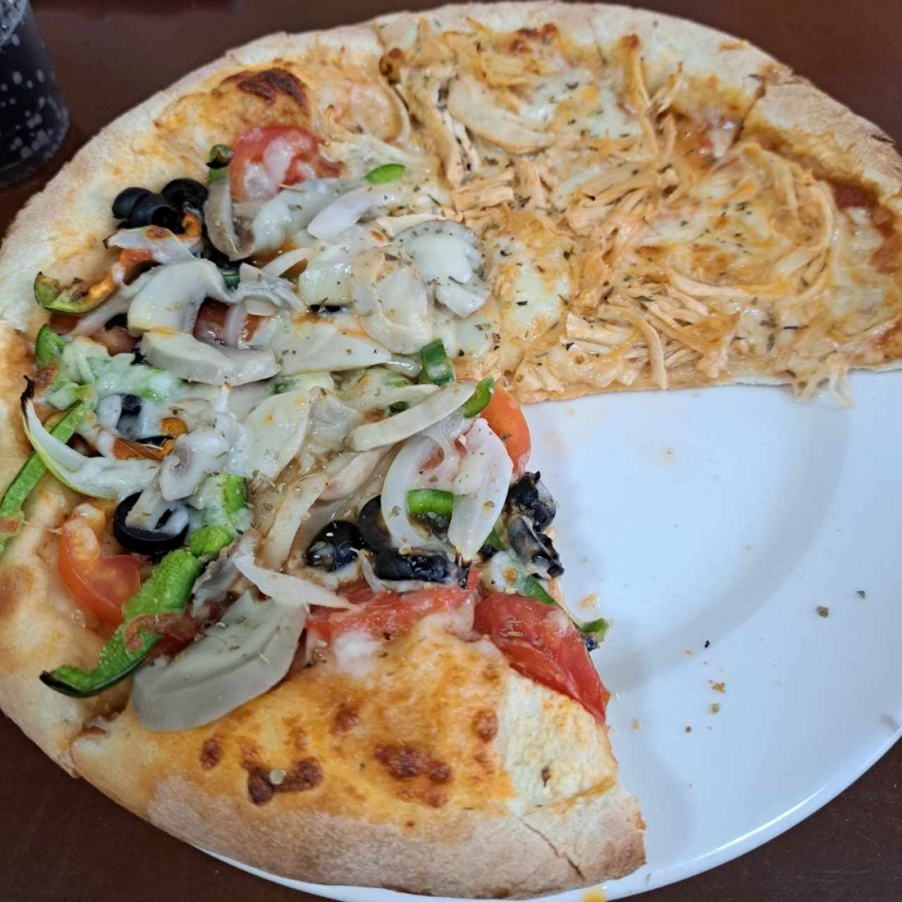 pizza de pollo y vegetales