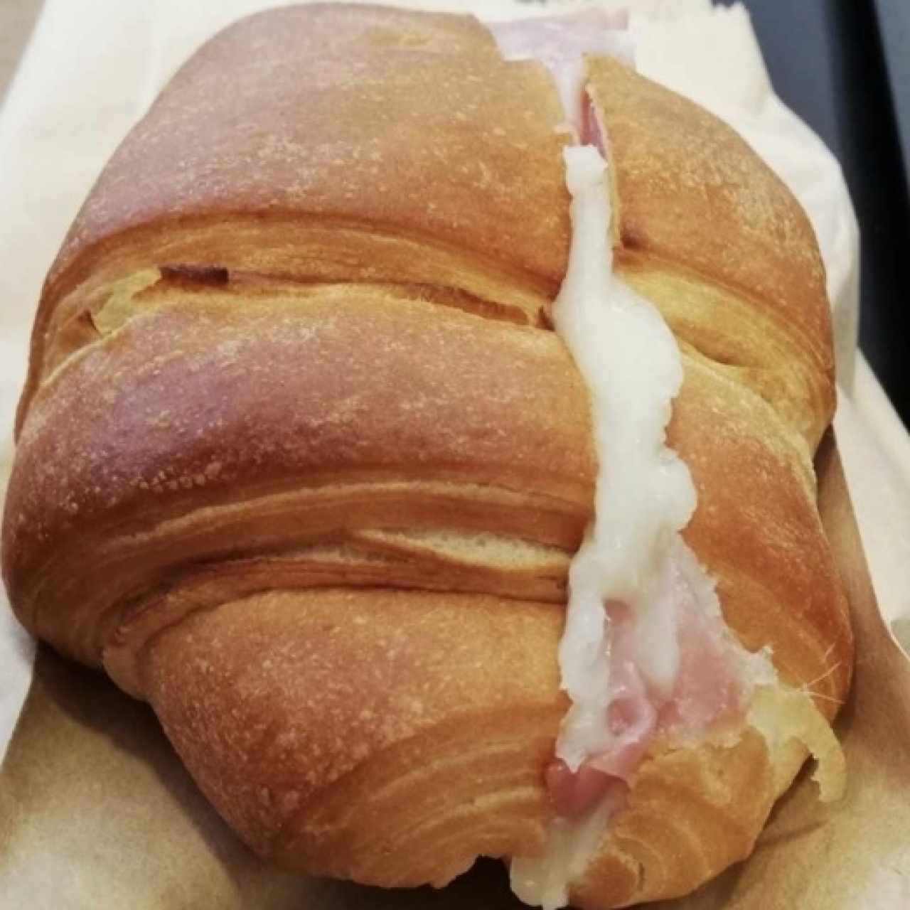 Medialuna de jamón y queso