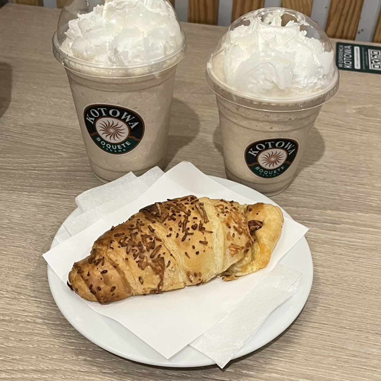 Croissant de jamón y queso y frappes