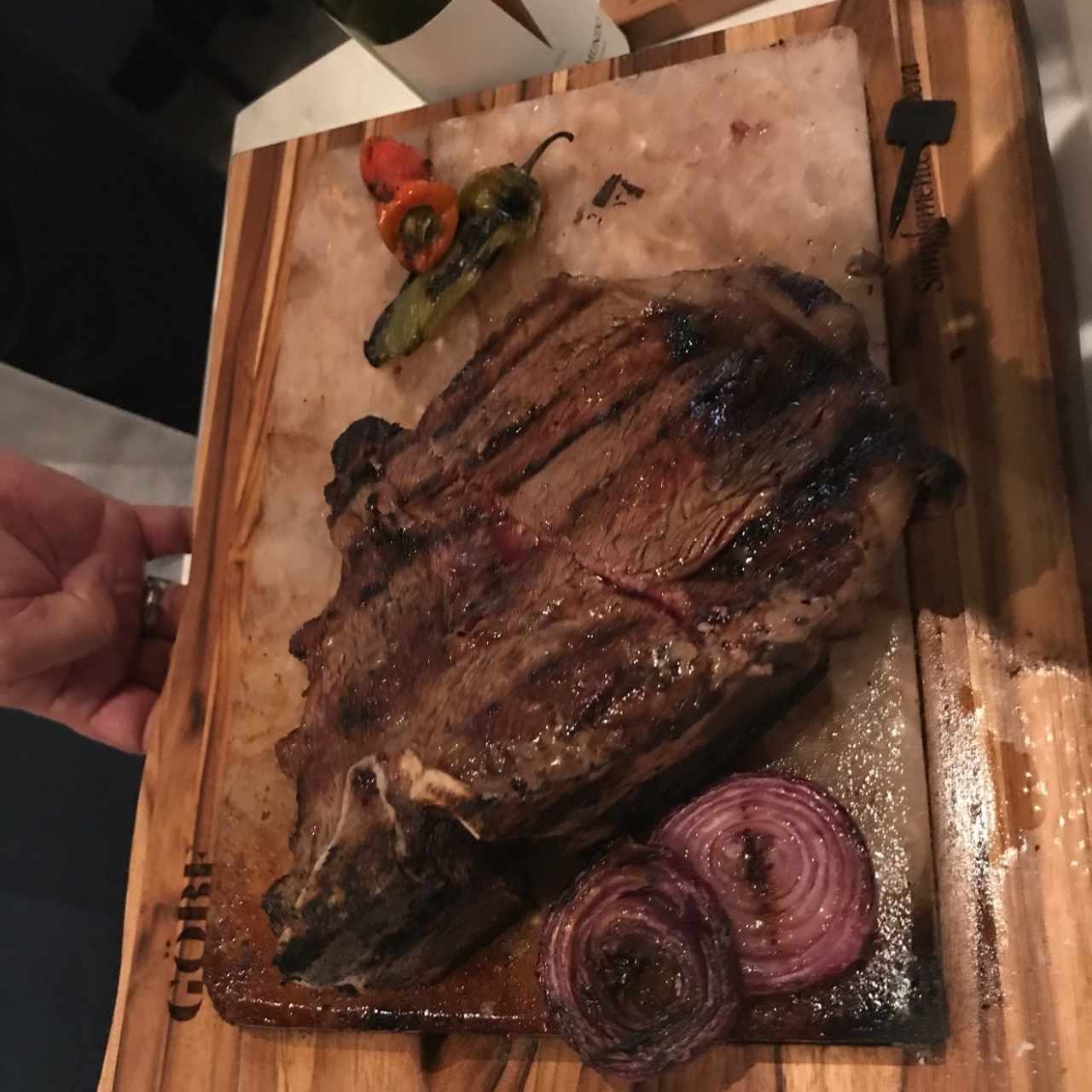 t bone steak sobre poedra de sal del himalaya