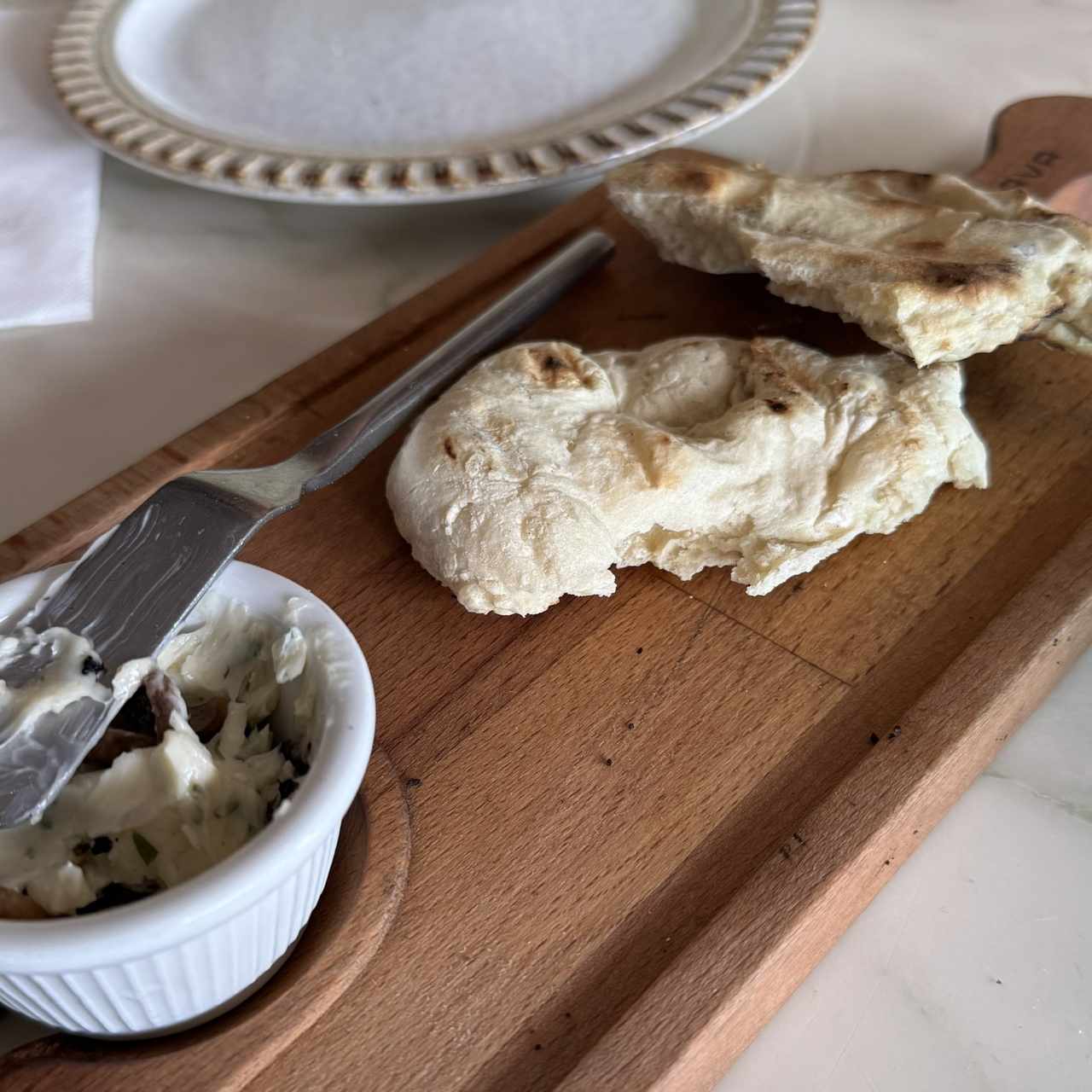 Pan con mantequilla y champiñones