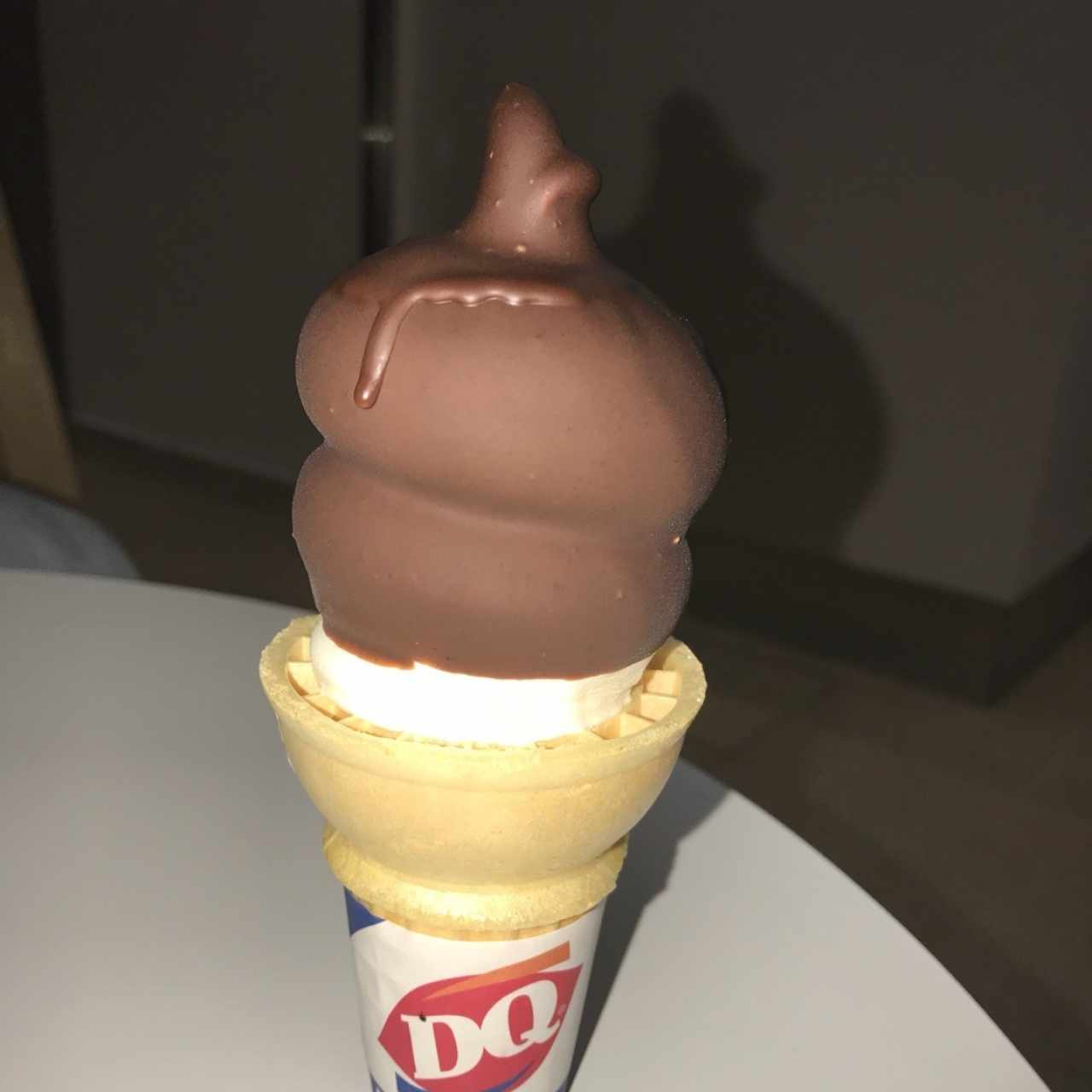 cono de helado de vainilla con chocolate 