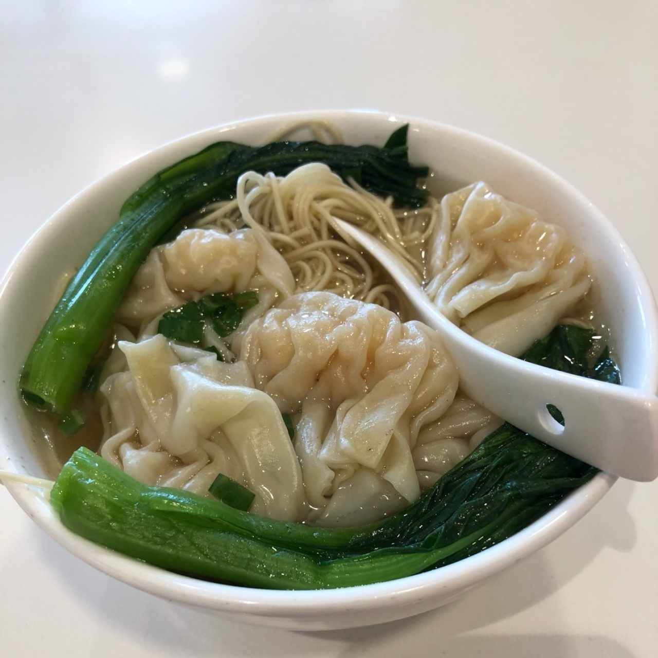 Sopa de wanton de camarones