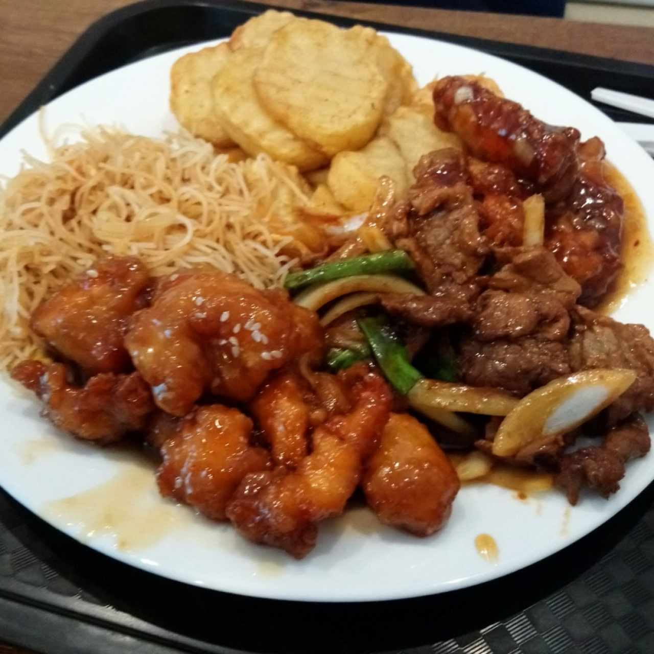 Combinación pollo agridulce, carne Mongolia, papas Asadas y noodles