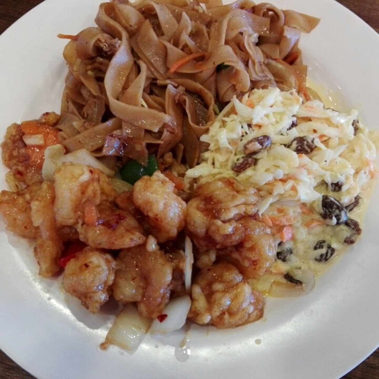 camarones, fideos con vegetales y ensalada de repollo