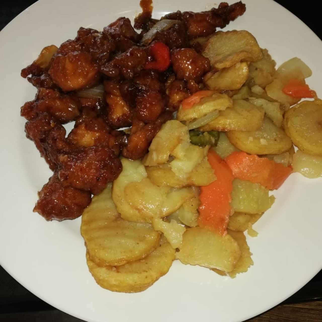 Pollo Picante con Papas Salteadas