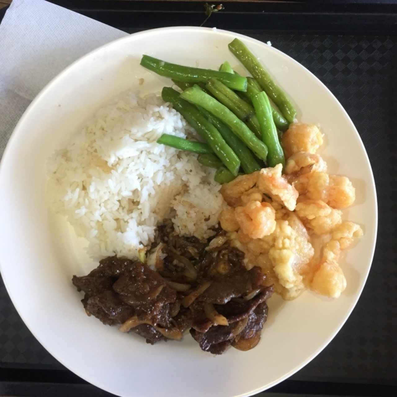 Arroz blanco, habichuelas, carne mongol y camarones al coco