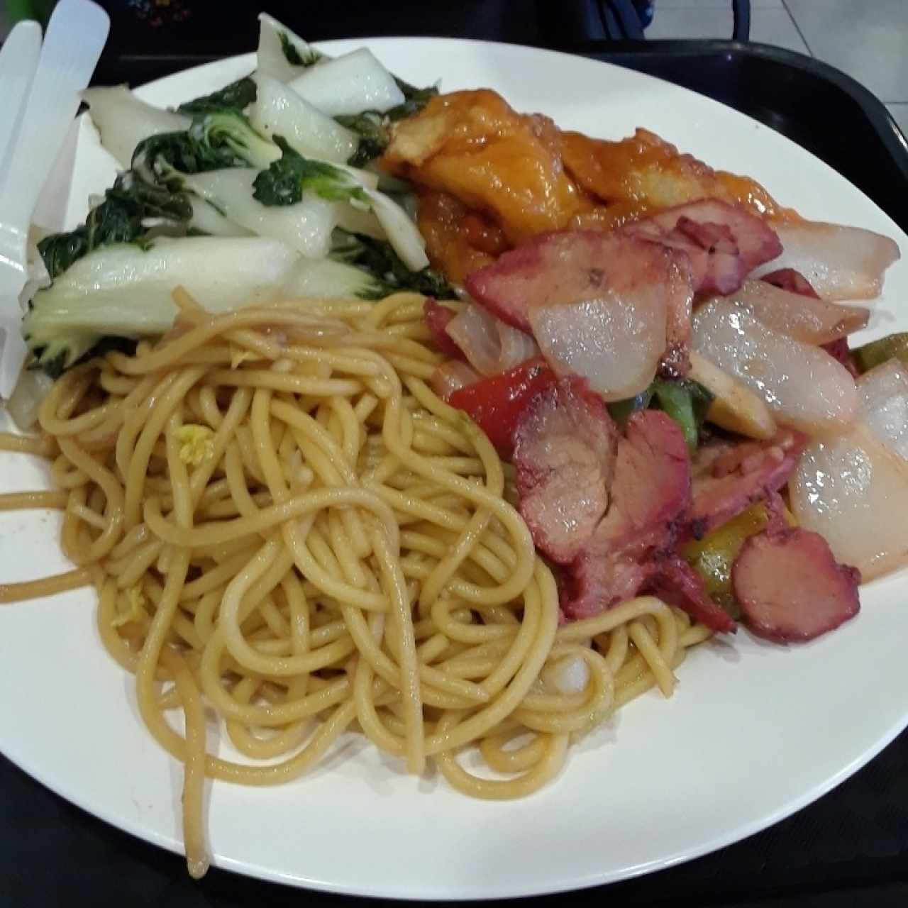 hojas de mostaza, pasta, pescado agridulce y puerco con vegetales