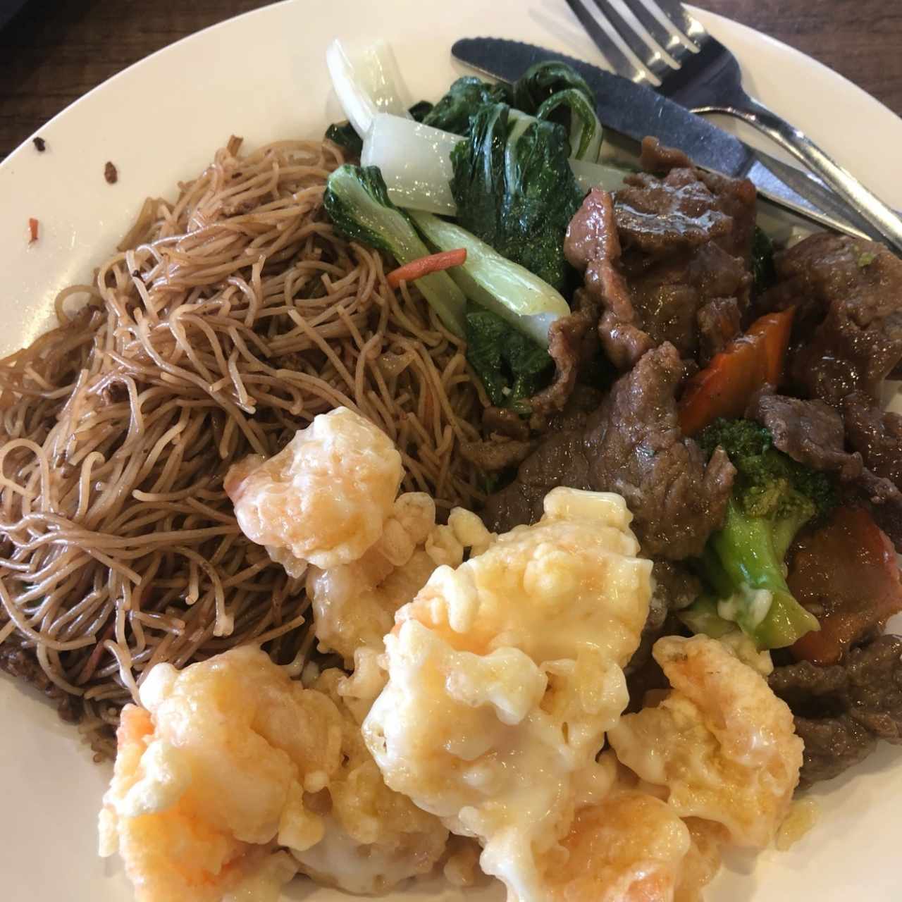 Camarones, carne con vegetales, hoja de mostaza y fideos