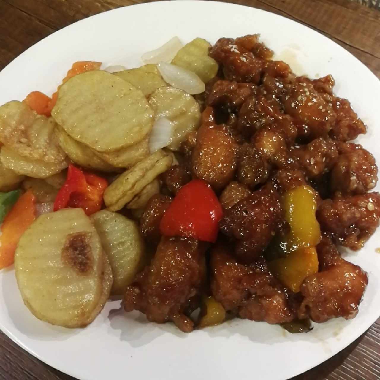 Papas salteadas y pollo agridulce