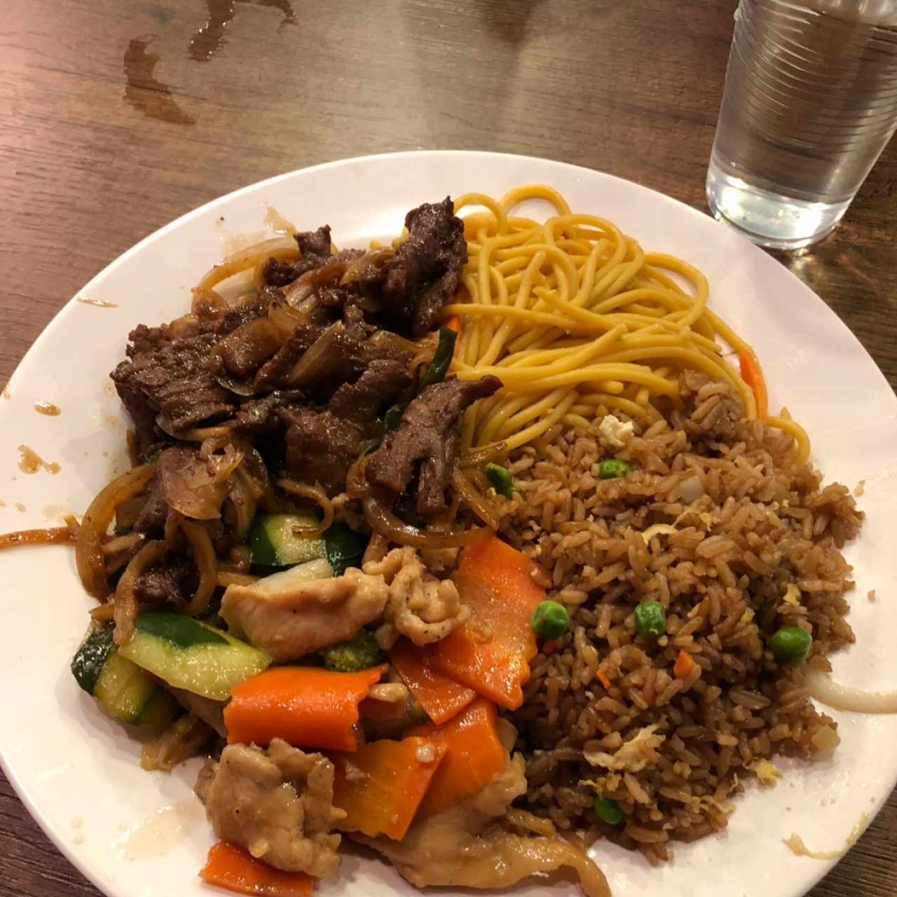 Arroz frito, Lo Mein, Mongolian Beef y Pollo con Vegetales