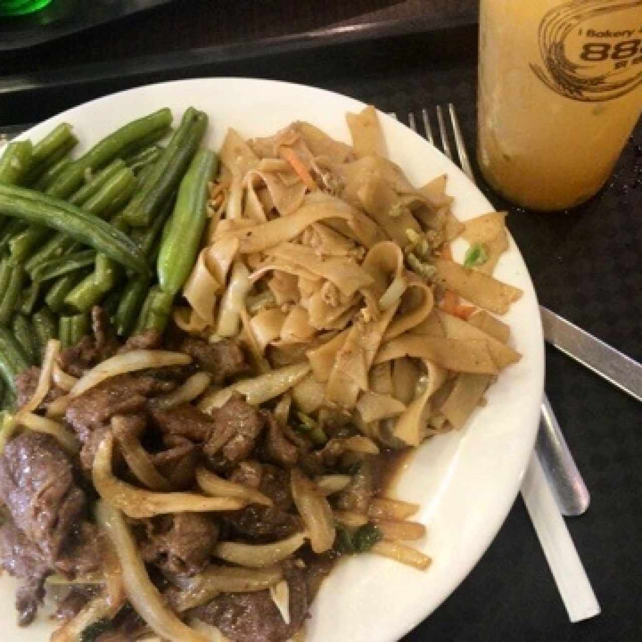 carne guisada, tallarines y habichuela con té frio de maracuya