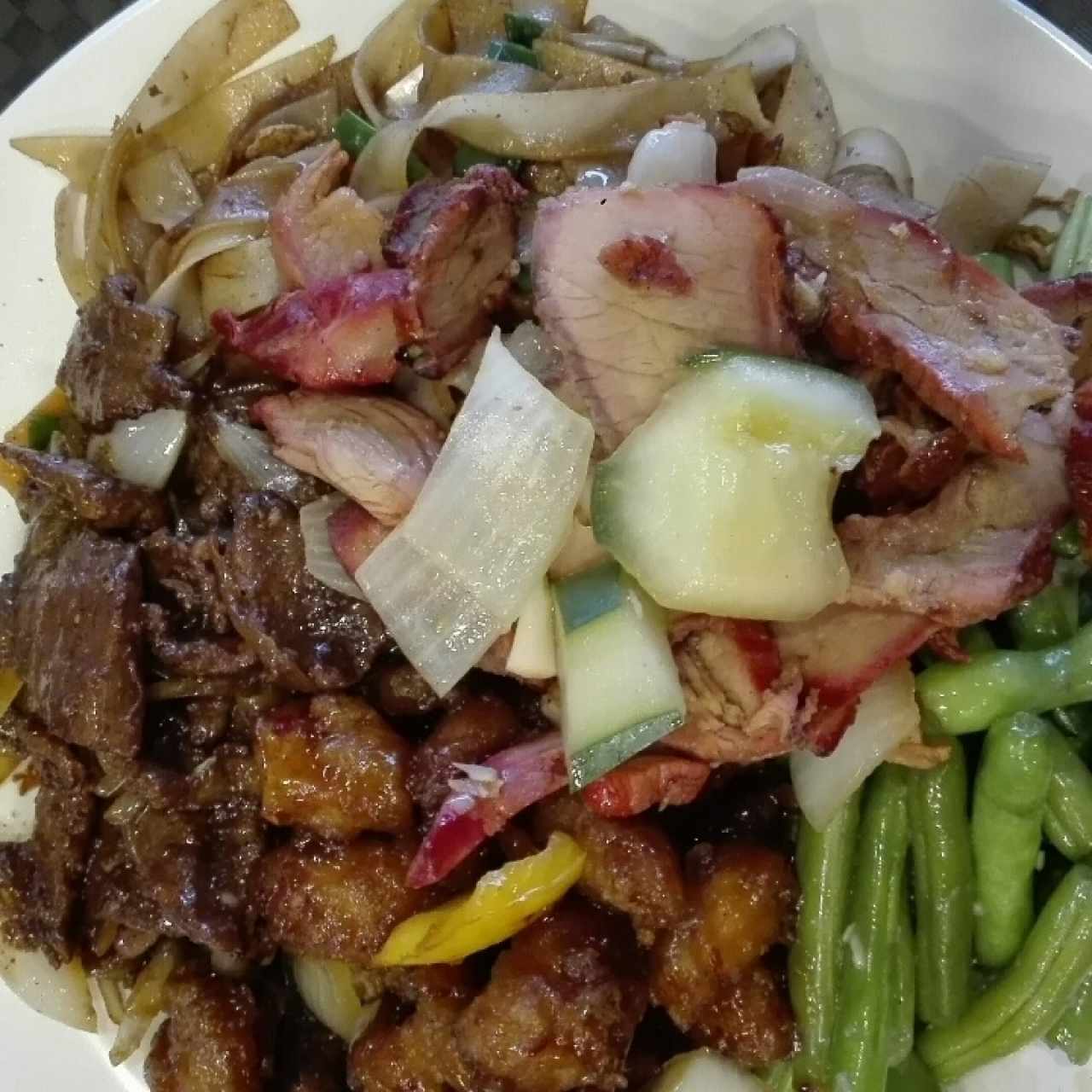 Habichuelas, carne Mongolia, fideos con vegetales, puerco asado con vegetales