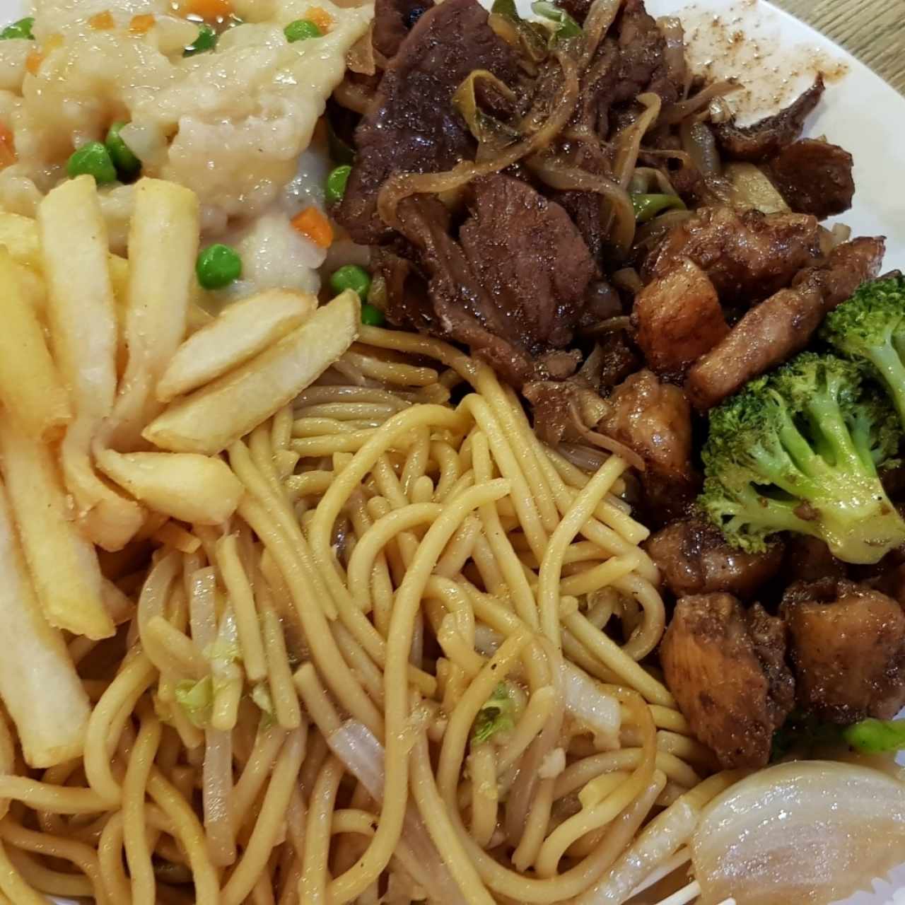 plato grande....mongolian beef, pescado al ajillo y pollo teriyaki con noodles y papitas