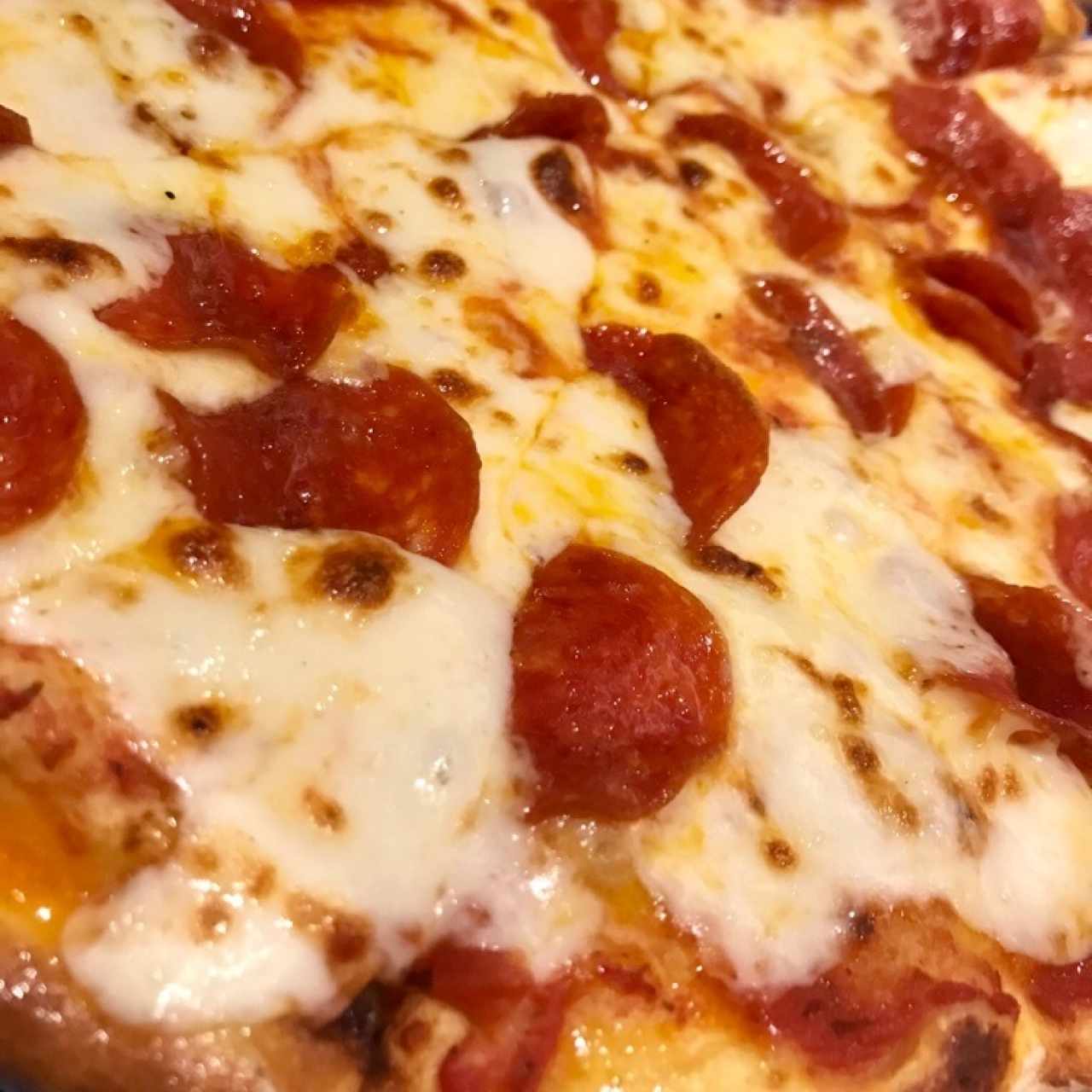 Pizza de peperoni con doble queso