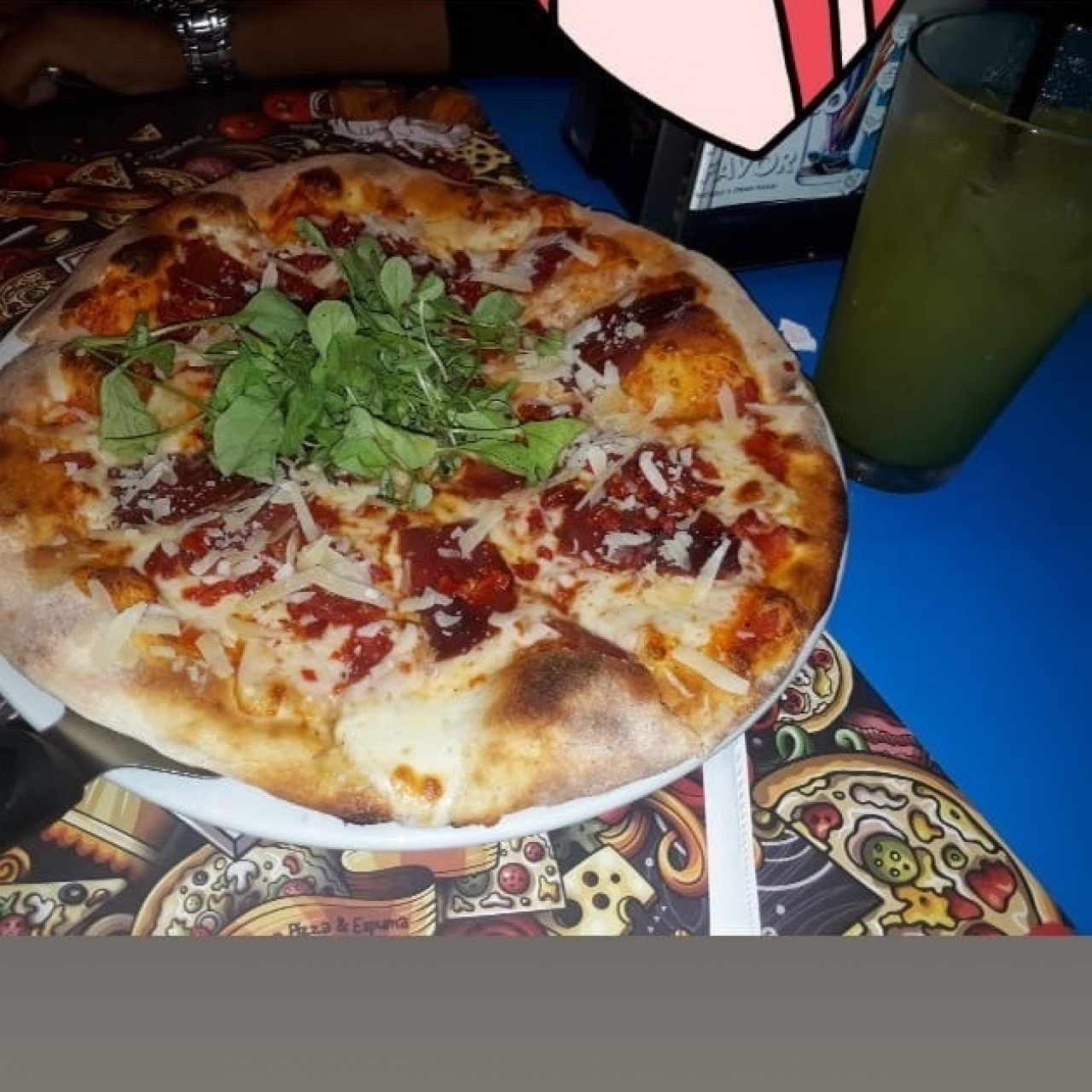 pizza con jamón serrano y limonada con hierba buena