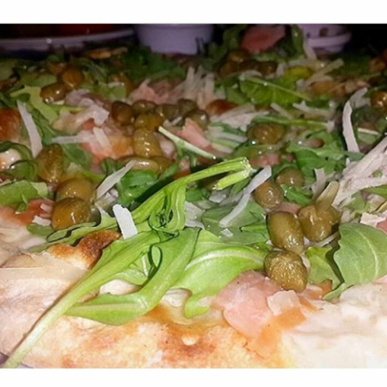 Pizza de Salmón ahumado, arugula y alcaparras baby