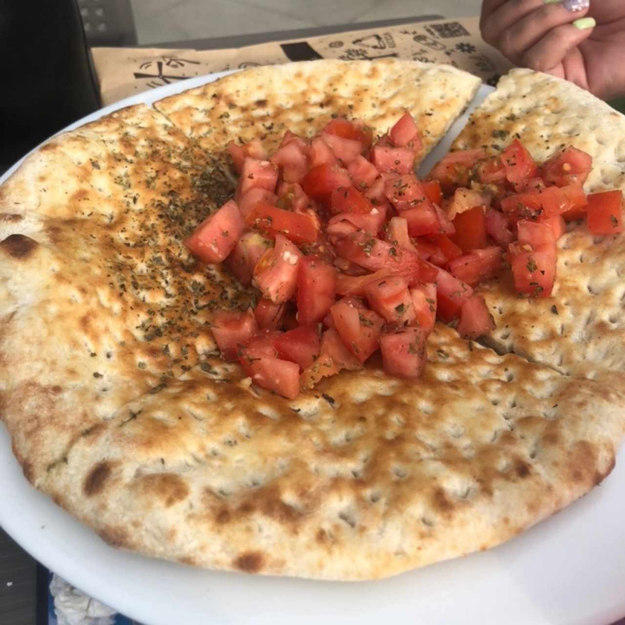 Pan pizza con aceite de ajo, tomate picado y orégano
