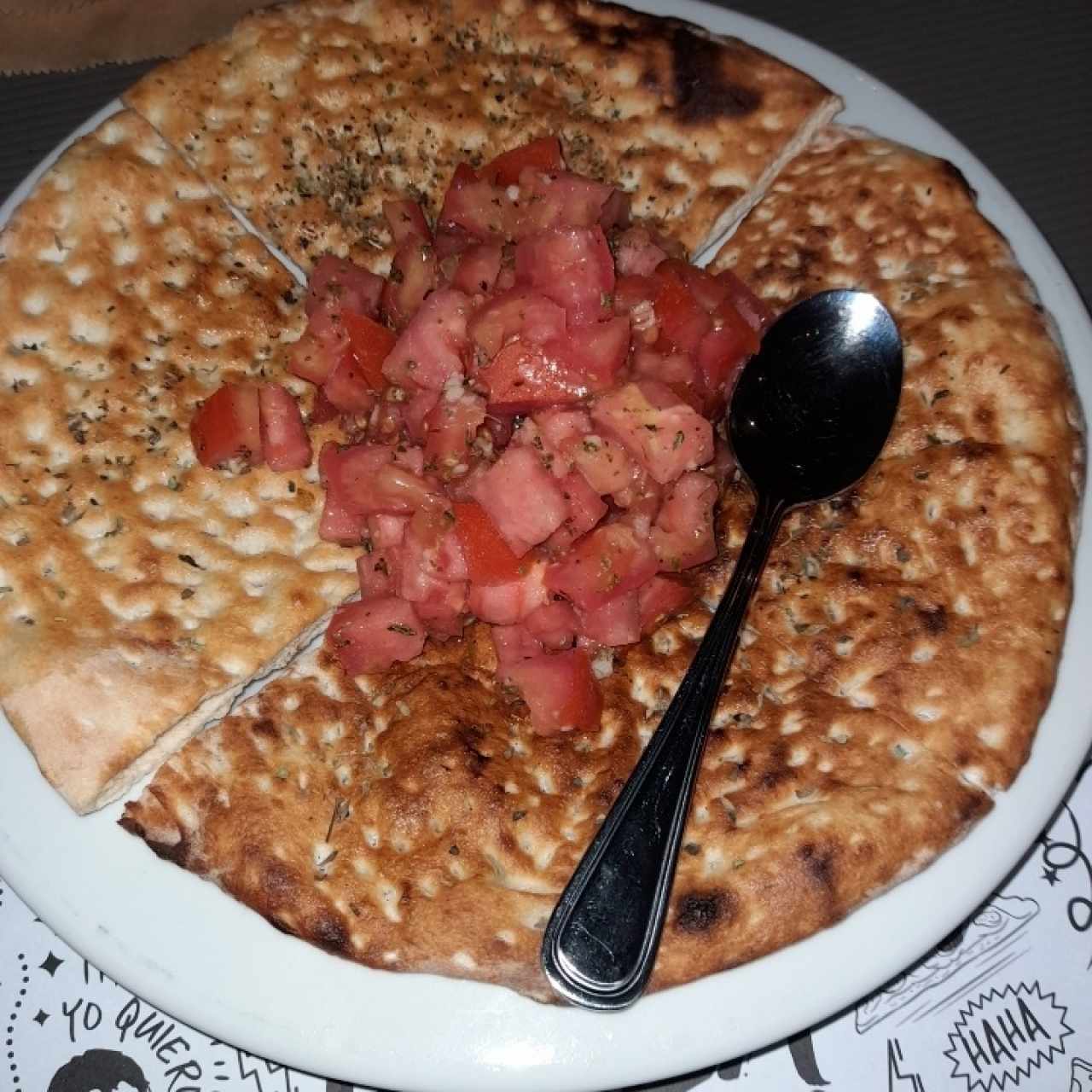 Pan pizza con aceite de ajo, tomate picado y orégano