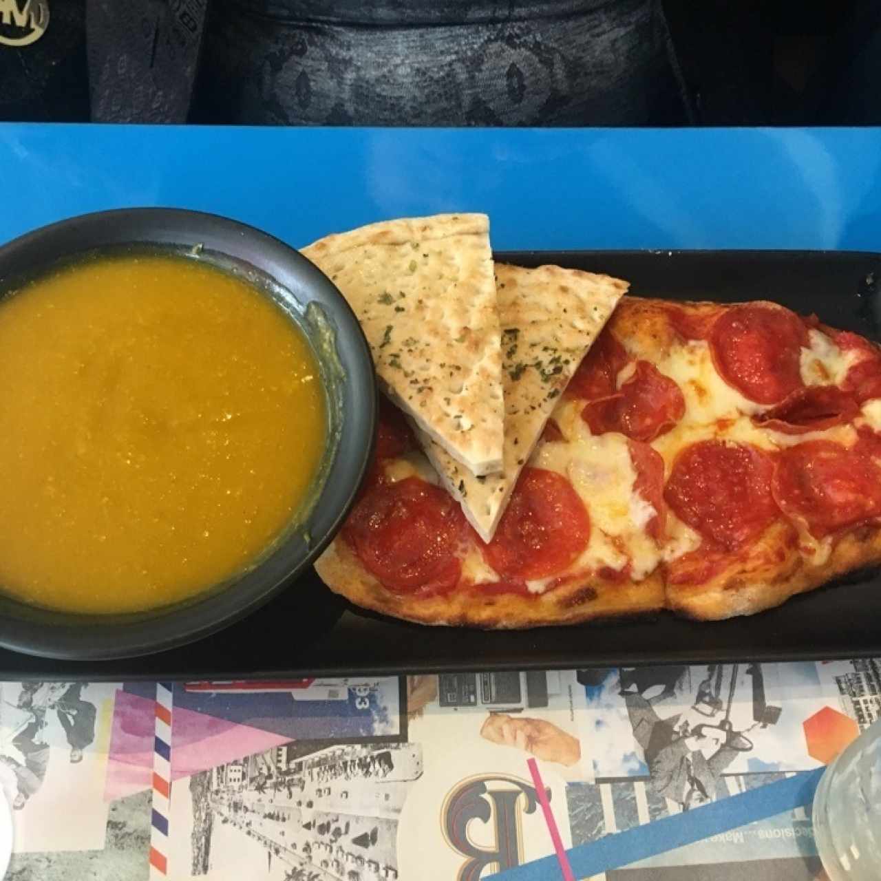 Pizza de Peperoni y sopa de Zapallo