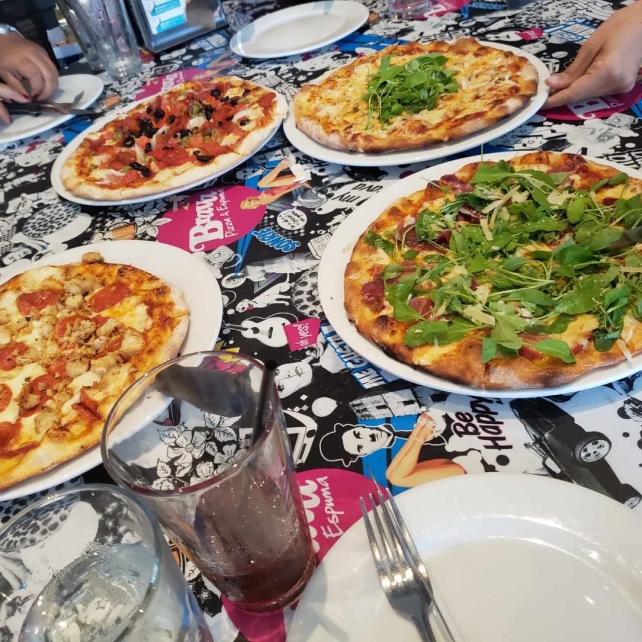 Pizzas: Pollo Peperoni, La Diabla, Tres quesos y Vendetta