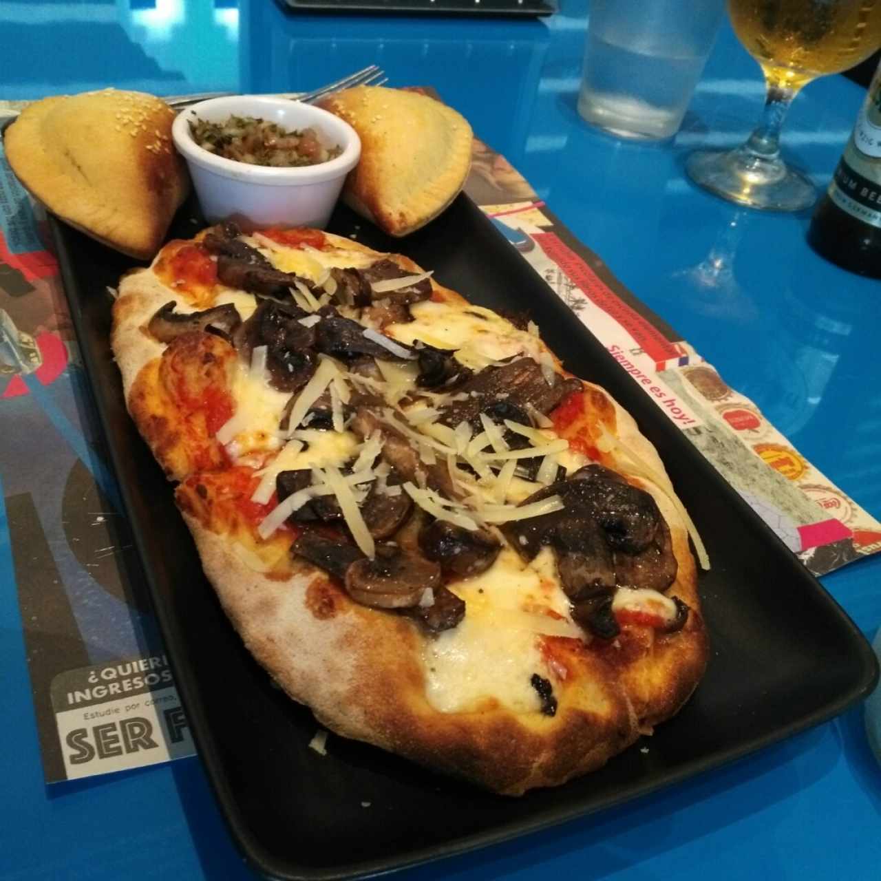 Empanadas espinaca y quedó, pizza mixta de hongos