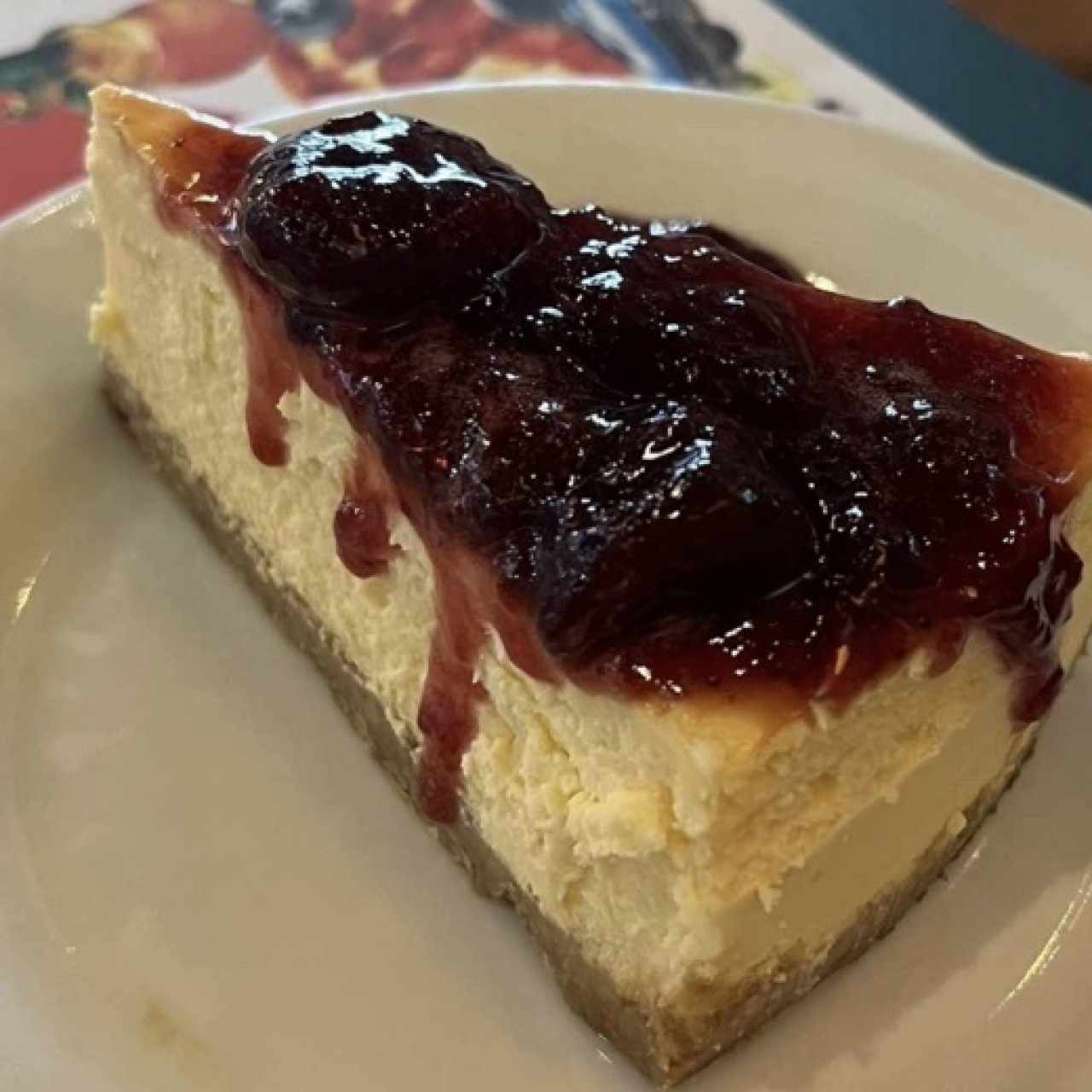 Cheesecake con salsa de blueberries