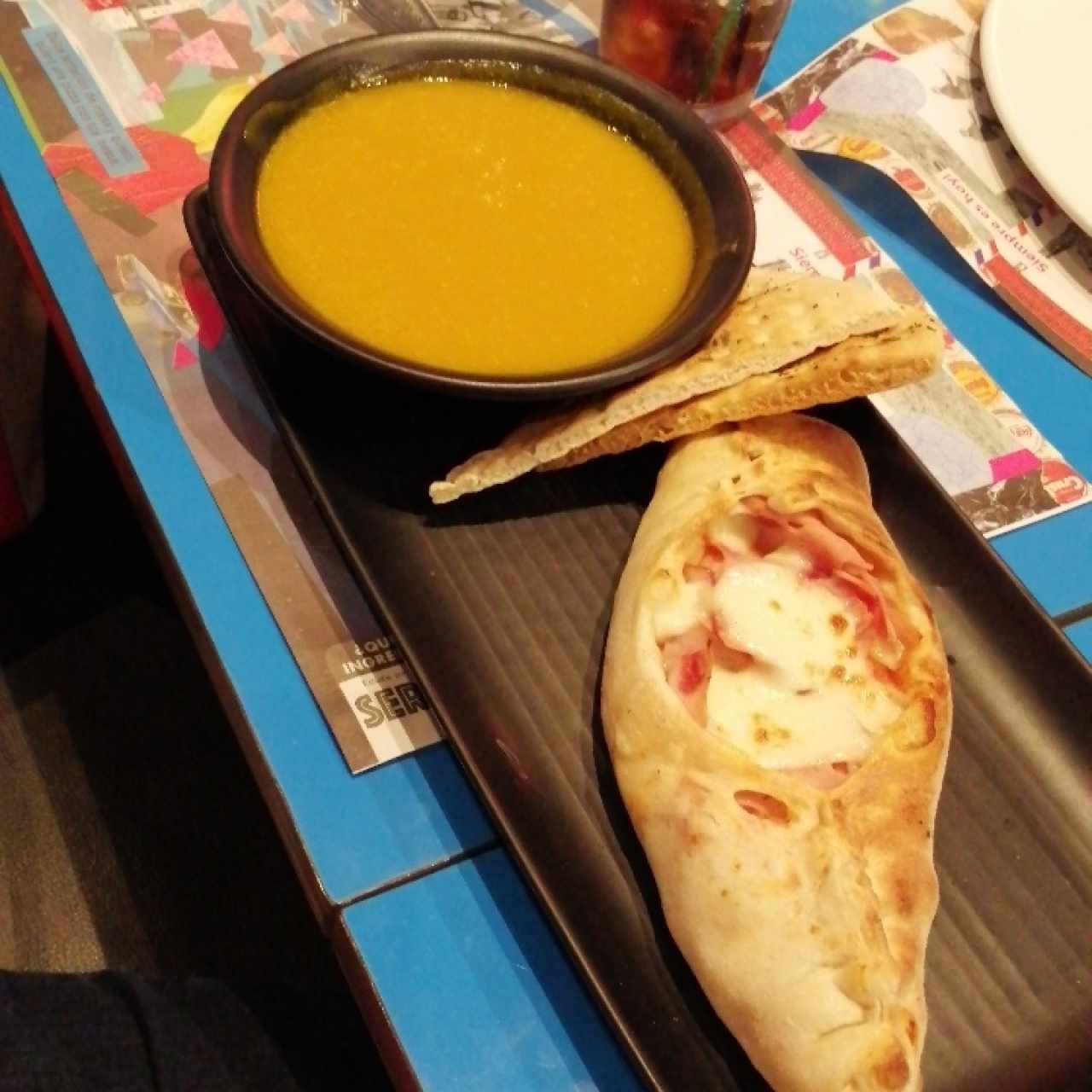 menú ejecutivo: sopa zapallo y Mini calzone